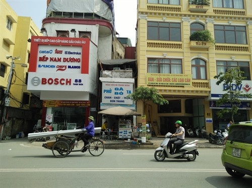 Hà Nội:: Báo động tình trạng nhà siêu mỏng,siêu méo trên tuyến phố Thanh Nhàn