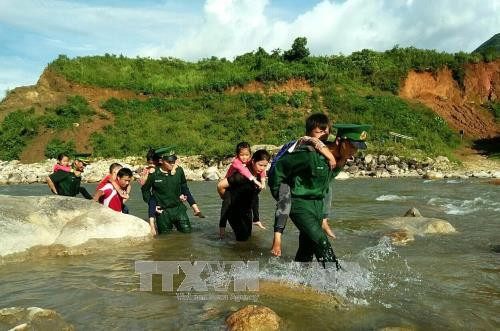 Bộ đội biên phòng Lai Châu nâng bước em tới trường