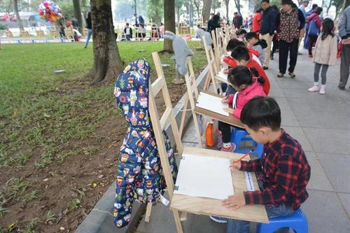 Thiếu nhi Thủ đô và quốc tế vẽ tranh về hòa bình