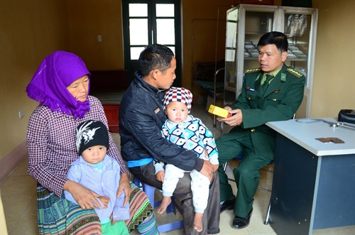 Ấm áp những viên thuốc nghĩa tình nơi cực Tây Tổ quốc