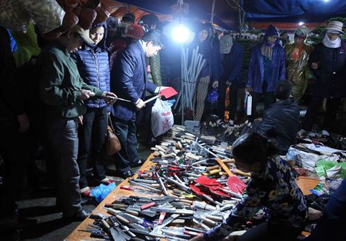 Tấp nập dòng người đội mưa về phiên chợ Viềng Xuân Mậu Tuất 2018