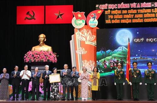 Quỹ học bổng Vừ A Dính đón nhận Huân chương Lao động hạng Nhất 