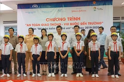 Gia Lai trao mũ bảo hiểm tặng hơn 1.300 học sinh tiểu học