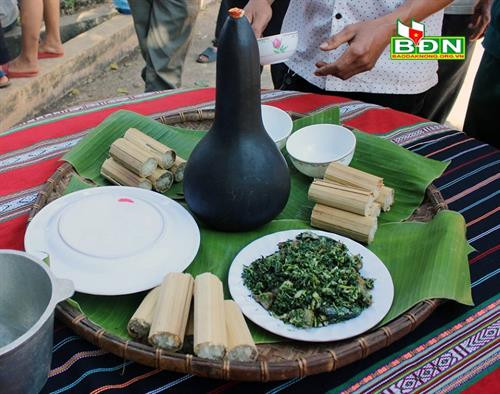 Khó cưỡng với món lá mì xào hoa đu đủ của người Ê đê