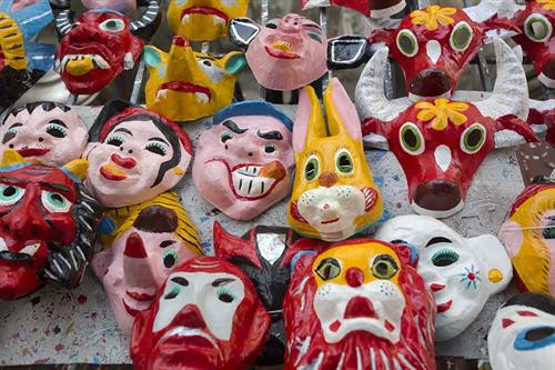 Nghề làm mặt nạ giấy bồi ở Hà Nội