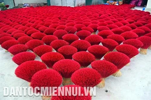 Làng nghề làm hương và tăm hương Quảng Phú Cầu