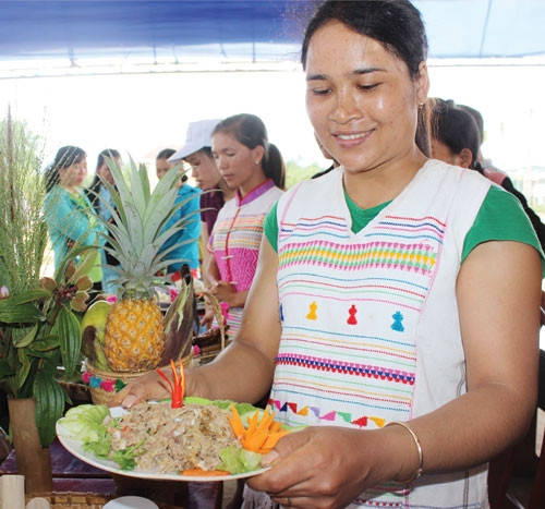 Hấp dẫn món “ruốc gà” của người M’nông, Mạ