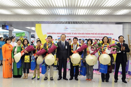 Một số hình ảnh về không khí sản xuất, kinh doanh trong ngày đầu năm mới 2016