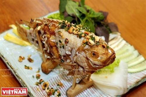 Cá điêu hồng chiên xù cuốn bánh tráng miền Tây Nam Bộ