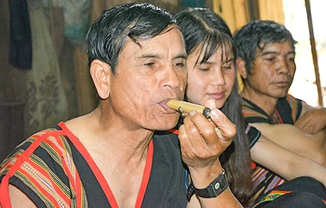 Về Kon Plông nghe đồng bào Mơ Nâm thổi Tà Vẩu