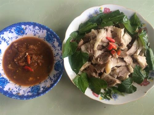 Đậm đà thịt luộc chấm mắm cá phèn Gò Công