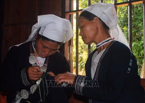 Gìn giữ, phát huy nghề thêu thổ cẩm của người Dao