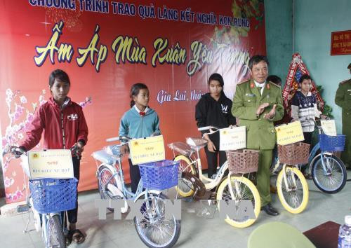 Kết nghĩa quân dân, hỗ trợ làng Bông Pim vượt qua khó khăn