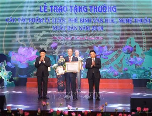 Ban Bí thư tặng thưởng các tác phẩm lý luận, phê bình văn học, nghệ thuật có giá trị lý luận và thực tiễn