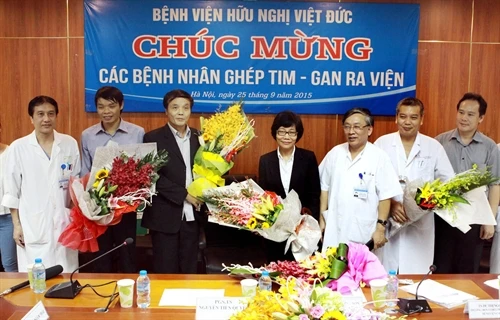 Hai bệnh nhân được ghép tim và ghép gan khỏe mạnh ra viện 