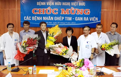 Hai bệnh nhân được ghép tim và ghép gan khỏe mạnh ra viện 