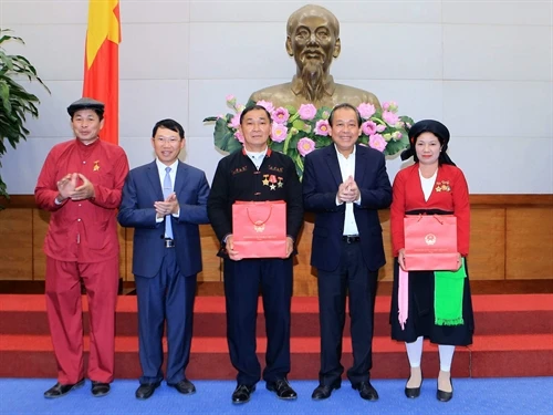 Phó Thủ tướng thường trực Chính phủ Trương Hòa Bình tiếp đoàn đại biểu người có uy tín dân tộc thiểu số tiêu biểu tỉnh Bắc Giang