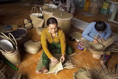Xây dựng thương hiệu cho các sản phẩm từ cỏ bàng Phú Mỹ của người Khmer