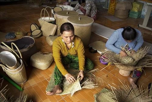 Xây dựng thương hiệu cho các sản phẩm từ cỏ bàng Phú Mỹ của người Khmer