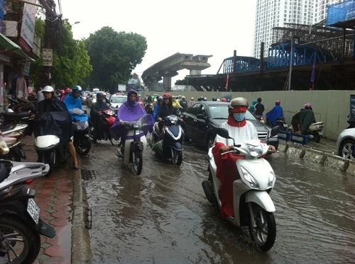 Rãnh áp thấp tiếp tục gây mưa dông ở miền Bắc