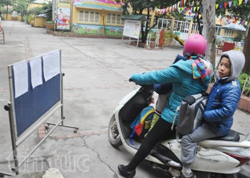 Muôn kiểu chống rét cho học sinh