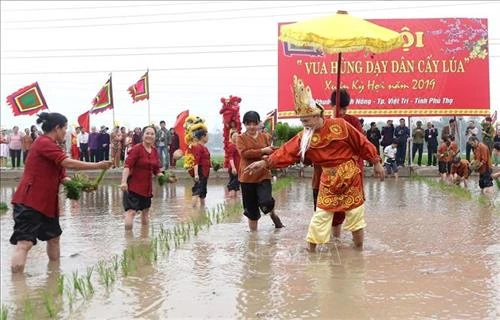 Tái hiện sống động cảnh Vua Hùng dạy dân cấy lúa