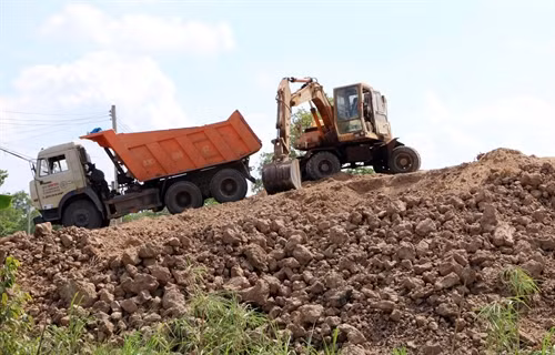 Khai thác đất mặt ruộng ở Sóc Trăng: Lợi bất cập hại