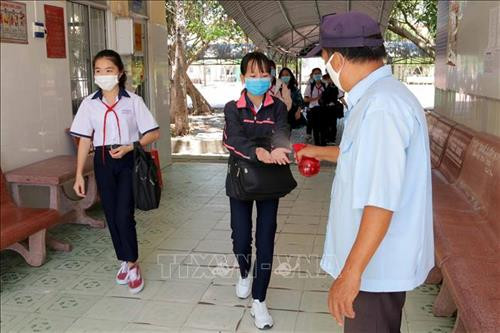 Dịch COVID-19: Bộ Y tế đề nghị học sinh, sinh viên, giáo viên và người lao động trong các cơ sở giáo dục phải đeo khẩu trang