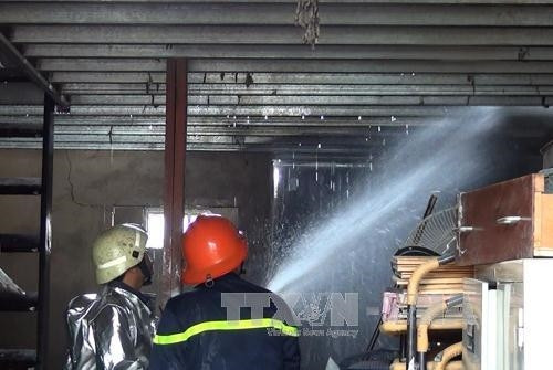 Xe tải bốc cháy, lan ra 3 nhà dân ở Thành phố Hồ Chí Minh