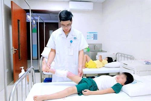 Bé trai 7 tuổi hoại tử vùng đùi và cẳng chân do tự điều trị vết bỏng bằng thuốc sát trùng