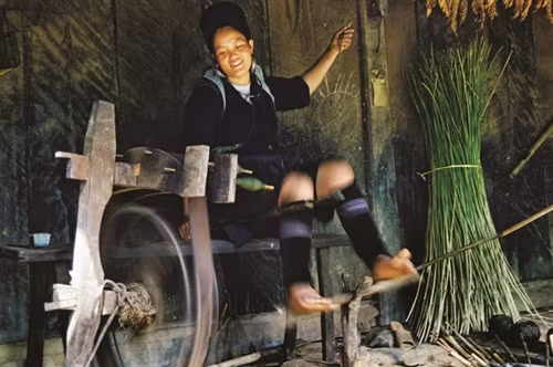 Từ cây lanh đến trang phục truyền thống của người Mông