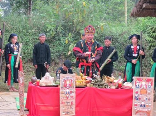 Trang phục thầy cúng của người Sán Chay