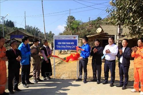 Sơn La thắp sáng đường quê vùng cao biên giới