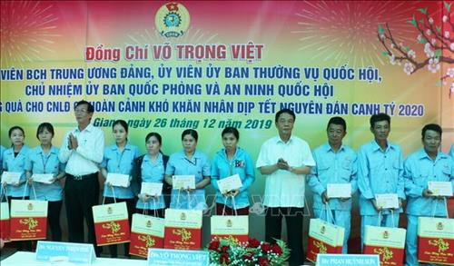 Tặng quà Tết cho công nhân, người lao động có hoàn cảnh khó khăn tại An Giang