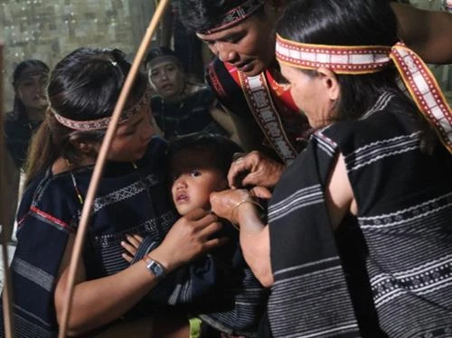 Lễ thổi tai của dân tộc Ba Na
