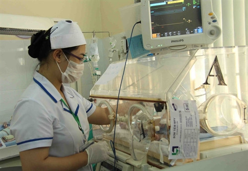 Đắk Lắk: Thêm một trẻ sơ sinh nguy kịch do sinh tại nhà cắt rốn bằng dao lam