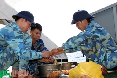 Cơm ngon, canh ngọt giữa biển Trường Sa