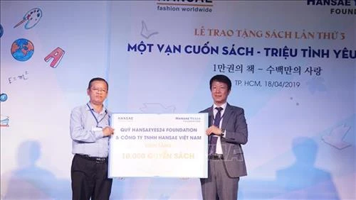 Trao tặng 10.000 cuốn sách cho học sinh tiểu học tại Thành phố Hồ Chí Minh