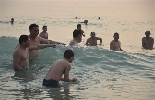 Các bãi tắm miền Trung an toàn, du khách yên tâm tắm biển