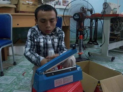 Thầy giáo "tý hon" Nguyễn Ngọc Phương hết lòng vì nạn nhân da cam