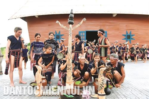 Lễ mừng lúa mới trên quê hương anh hùng Núp