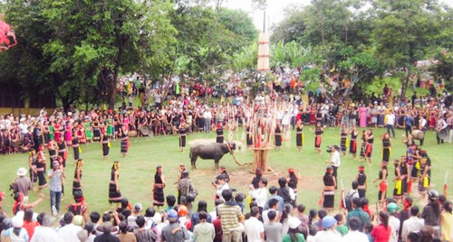 Trong những ngày Tết Cha Kchah, khách mời và bà con trong làng có chung niềm vui.