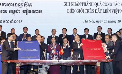 Thủ tướng Nguyễn Xuân Phúc và Thủ tướng Campuchia đồng chủ trì Hội nghị tổng kết cắm mốc biên giới trên đất liền hai nước