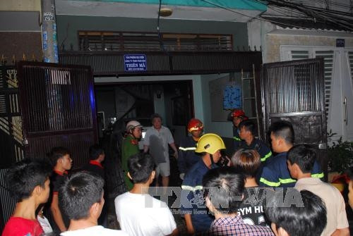 Giải cứu 2 người trong căn nhà bốc cháy tại Thành phố Hồ Chí Minh