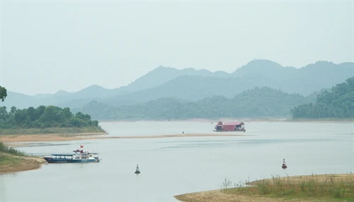 Áp thấp nhiệt đới trên Biển Đông gây mưa dông cả nước