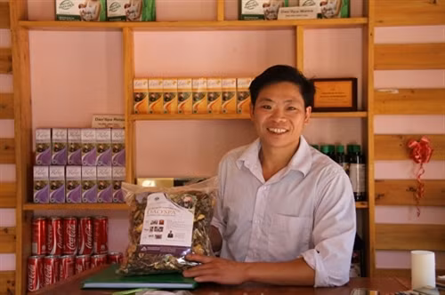 Khởi nghiệp với bài thuốc tắm lá của người Dao