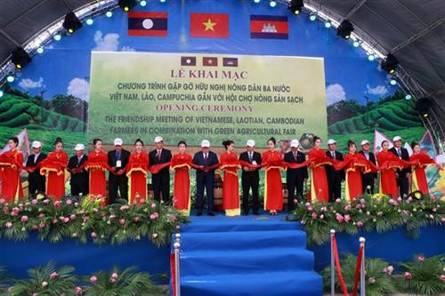 Gặp gỡ hữu nghị nông dân Việt Nam - Lào - Campuchia gắn với nông sản sạch