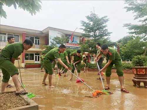 Ấm lòng người dân vùng lũ Quảng Bình