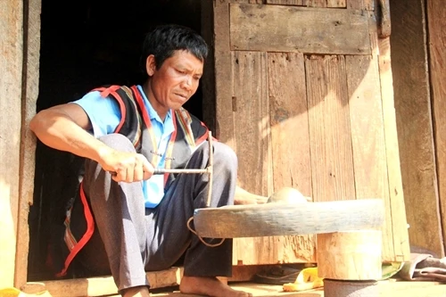 Nỗi lo mai một nghề "nắn giọng" cho chiêng