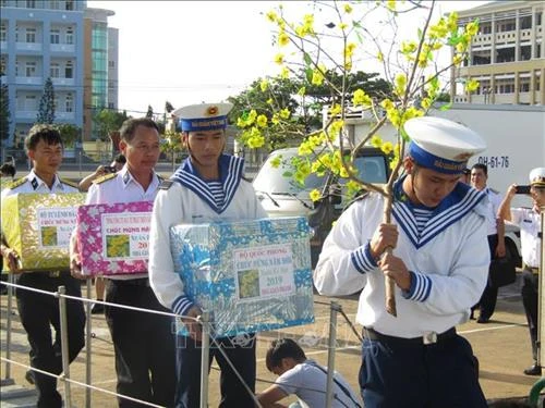 Chuyển quà Tết đến nhà giàn DK1